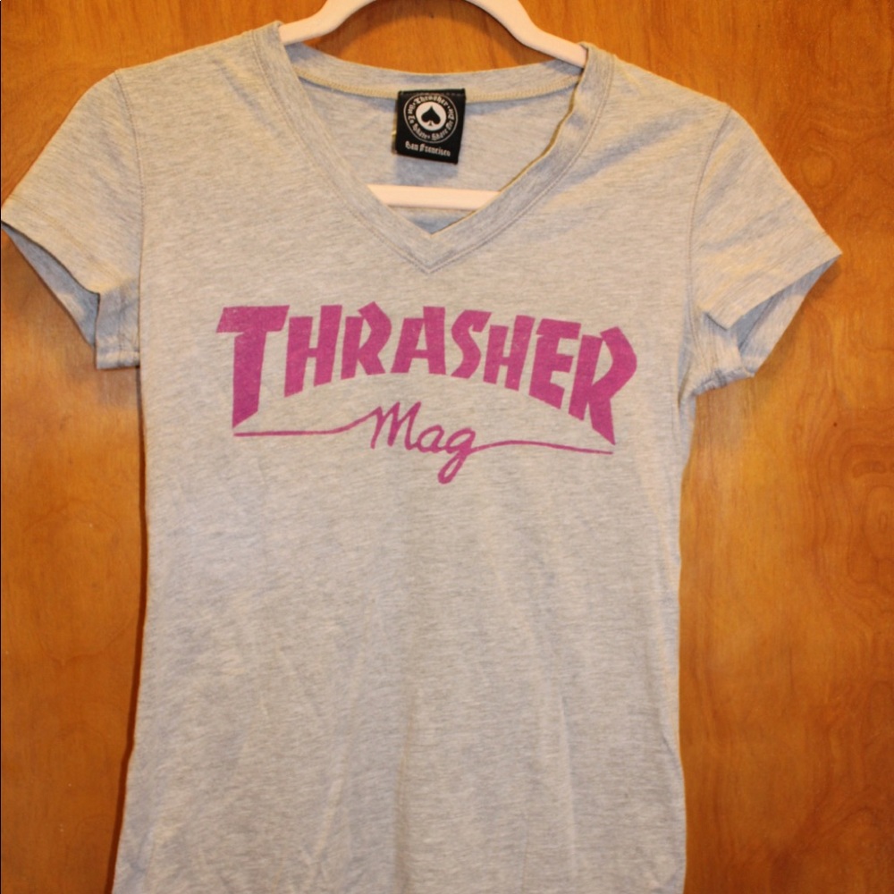 Women’s Thrasher mag logo v-neck shirt in grey